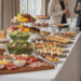découvrez comment estimer le budget nécessaire pour organiser un buffet traiteur réussi, en fonction du nombre d'invités, des plats choisis et des services proposés.