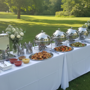 découvrez tout le matériel essentiel à prévoir pour organiser un buffet traiteur en extérieur réussi, de la vaisselle aux équipements de maintien au chaud.